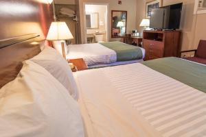 奥古斯塔港旅馆客房内的一张或多张床位