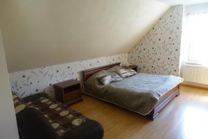 ČakováČAKOVÁ 116的卧室配有1张床、1张桌子和1把椅子