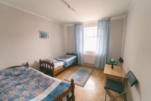 乌兰巴托Town Yard Hostel的一间卧室设有两张床和窗户。