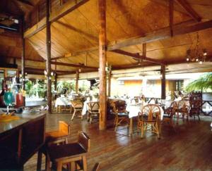 拉迈乌托邦度假村酒店的一个带桌椅的用餐区以及一间餐厅