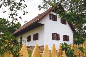 Šmartno na PohorjuHiša na Pohorju的白色的房子,设有棕色的窗户和栅栏