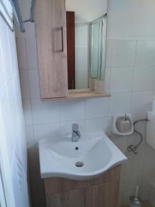 科孚镇SAM΄S ROOMS的浴室设有白色水槽和镜子