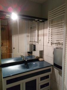 瓦尔莫雷尔HSL的厨房配有水槽和镜子