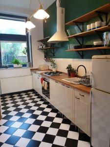奥斯威辛Guesthouse Prusa 7的厨房铺有黑白的格子地板。