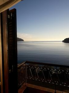伊罗达The Island sea view apartment的阳台享有海景。