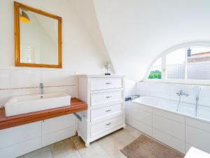 ParowHaus Rügenblick Nr. 26 - D 043.013的白色的浴室设有水槽和浴缸。