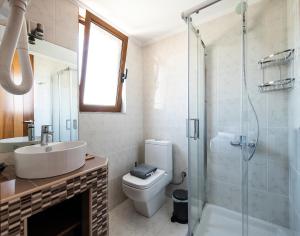 莫奈姆瓦夏Cyrenia Guesthouse的浴室配有卫生间、盥洗盆和淋浴。