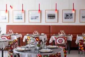 阿尔桑雷Thalacap Île de Ré - Thalasso & Spa的用餐室配有桌椅、盘子和酒杯