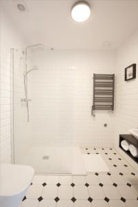 格丁尼亚Villa Orla的带淋浴和盥洗盆的白色浴室