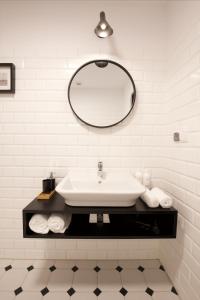 格丁尼亚Villa Orla的白色的浴室设有水槽和镜子