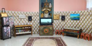 乌兰巴托Town Yard Hostel的一间带电视和一幅牛画的客厅