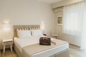 Ammos Beach Seaside Luxury Suites Hotel客房内的一张或多张床位