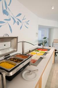 赫索尼索斯Alia Beach Hotel by Estia的包含多种不同食物的自助餐