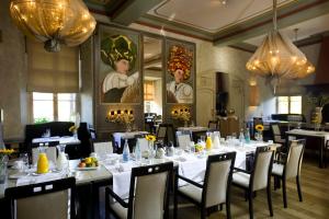 凯尔克拉弗莱彻酒店的用餐室配有桌椅和吊灯。