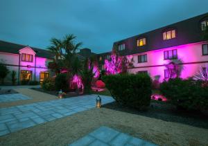 米德尔顿米德尔顿公园酒店的建筑的侧面有粉红色的灯