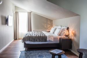诺瓦利娅巴斯克那精品酒店的一间卧室设有一张大床和一个窗户。