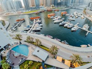 迪拜Spa招牌酒店公寓 的享有码头的空中景色,在水中划船
