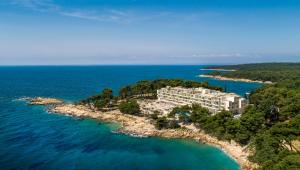 拉布Valamar Carolina Hotel & Villas的海洋上一个岛屿上的一个度假胜地的空中景观