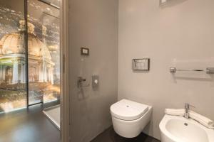 罗马圣卡罗套房酒店的一间带卫生间和水槽的浴室