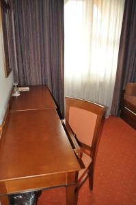 皮耶什佳尼戴安娜旅馆的窗户房间里一张桌子和一把椅子