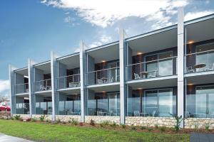 金斯科特Aurora Ozone Hotel Kangaroo Island的享有大楼外景,设有大窗户