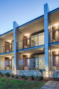 金斯科特Aurora Ozone Hotel Kangaroo Island的黄昏时可欣赏到房子的外部景色