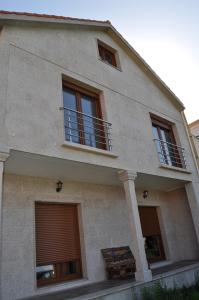 格罗韦PISO DOS FAROS的房屋设有三扇窗户和阳台