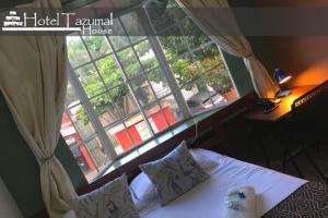圣萨尔瓦多塔苏马尔酒店的一间卧室设有一张床和一个大窗户