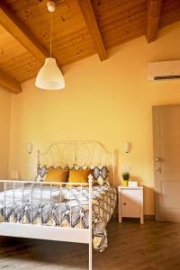 奥西莫Sottocastello Il Casale的一间卧室设有一张木天花板床。