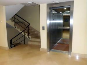比拉尔瓦维拉多阿尔巴酒店的走廊上设有楼梯和玻璃电梯
