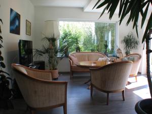 ZierenbergFerienwohnung in Waldrandlage的客厅配有桌椅