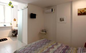 那不勒斯多米达摩酒店的一间卧室配有床、水槽和窗户