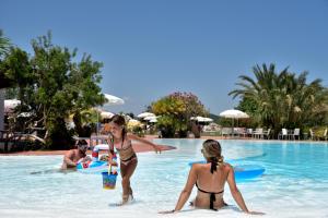 卡尔德杜Perdepera Resort的一群人在度假村的游泳池里