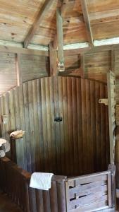 莱昂斯-达赫雷Domaine de Robinson的一间带木墙和毛巾的浴室