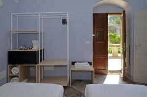 拉古萨Regia Trazzera的一间卧室配有一张床、镜子和门