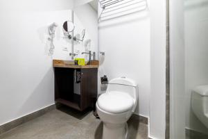 波哥大BOG URBAN HOTEl的白色的浴室设有卫生间和水槽。