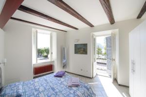 韦尔巴尼亚Ranzoni 3 sub. 1的一间卧室设有一张床和两个窗户。