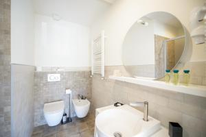 韦尔巴尼亚Ranzoni 3 sub. 1的白色的浴室设有水槽和镜子