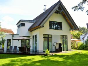 卡尔斯哈根Dat Segelhus的白色的房子,设有温室和草坪