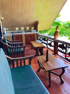 希门尼斯港Cabinas Jimenez的门廊配有椅子、桌子和柜台