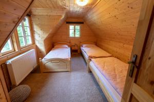 赫任斯科Chalupa 47的小木屋内带两张床的房间