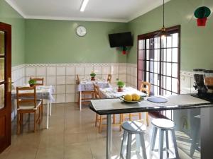 贡多马尔Areias do Douro GuestHouse的厨房以及带桌椅的用餐室。