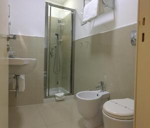 卡塔尼亚桑久利安诺114住宿加早餐酒店的带淋浴、卫生间和盥洗盆的浴室