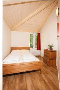 Chalet Hooischuur Camping 't Hop客房内的一张或多张床位