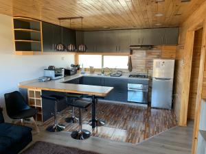 皮奇勒姆Casa con acceso directo a playa en condominio的厨房配有桌子和冰箱
