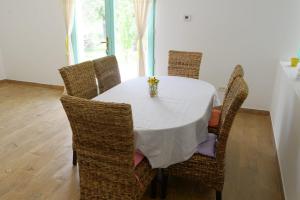 Schitu-TopolniţeiPensiunea HAPPY的餐桌、藤椅和白色桌布
