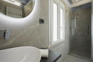 锡罗洛Affittacamere Somnium的浴室配有白色水槽和淋浴。