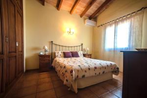 坎波斯Casa Rural cerca Es Trenc的一间卧室设有一张床和一个窗口