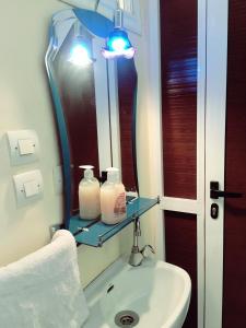 依索安Imsouane soul lodge的一间带水槽和镜子的浴室