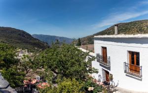 布维翁Casa Tita María的带阳台的白色建筑,享有山景